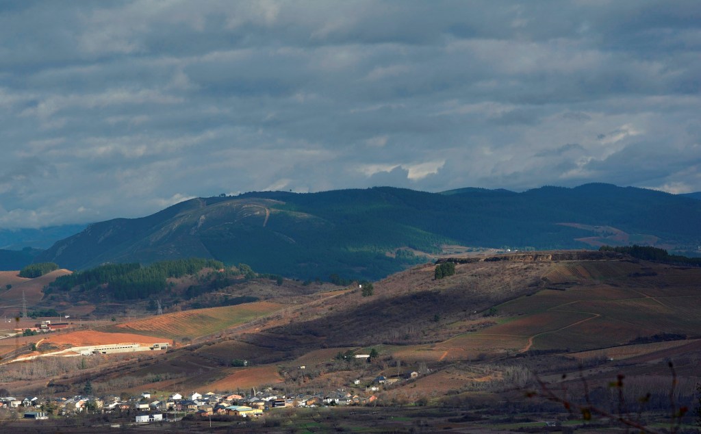 Vista de Valtuille de Abajo y de Castroventosa desde Otero de Villadecanes, Toral de los Vados, El Bierzo, León, Castilla y León, España.