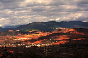 Vista de Valtuille de Abajo y de Castroventosa desde Otero de Villadecanes, Toral de los Vados, El Bierzo, León, Castilla y León, España.
