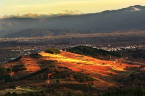 El Castrillón visto desde la cercanías a la carretera que sube a Pobladura de Somoza, inmediaciones de Pieros, Cacabelos, El Bierzo, León, Castilla y León, España.