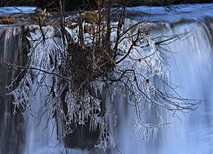Carámbanos en uno de los saltos que tienen que dar las aguas del río Ancares en las cercanías del paraje de Los Puliñeiros, Villabuena, Cacabelos, El Bierzo, León, Castilla y León, España.