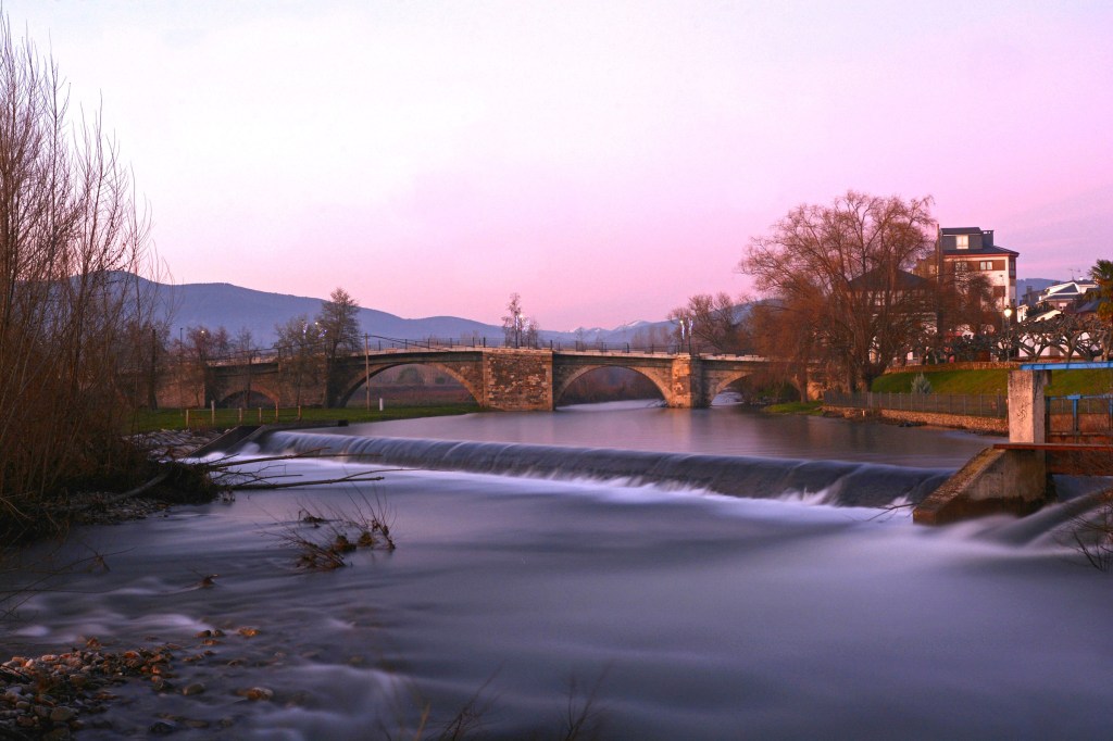 Aguas del río Cúa atravesando la villa de Cacabelos, El Bierzo, León, Castilla y León, España.