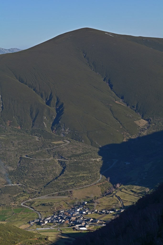 Encajonada entre montañas; en otro tiempo repleta de pallozas que le daban un aire de añoranza ancestral, contemplamos admirados la aldea de Balouta, Valle de Ancares, Ancares, León, Castilla y León, España.