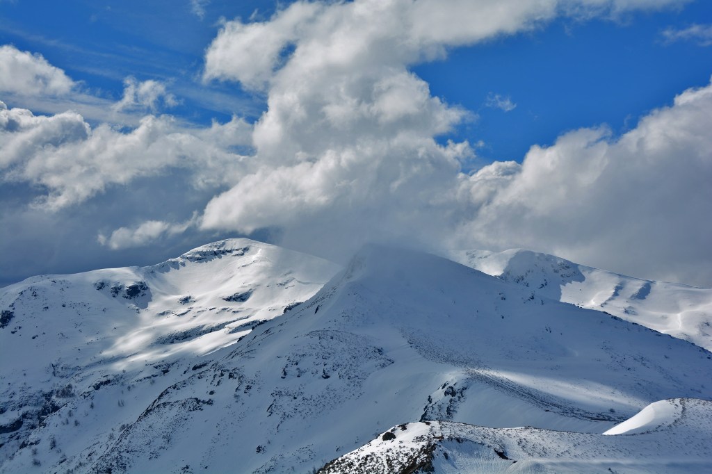 Vista desde el Puerto de Ancares con el Pico Cuiña al fondo con sus 1997 m erigiéndose como el mayor gigante de la Sierra de Ancares, escoltado por el Pico Venera de 1.822 metros. Sierra de Ancares, El Bierzo, León, Castilla y León, España.