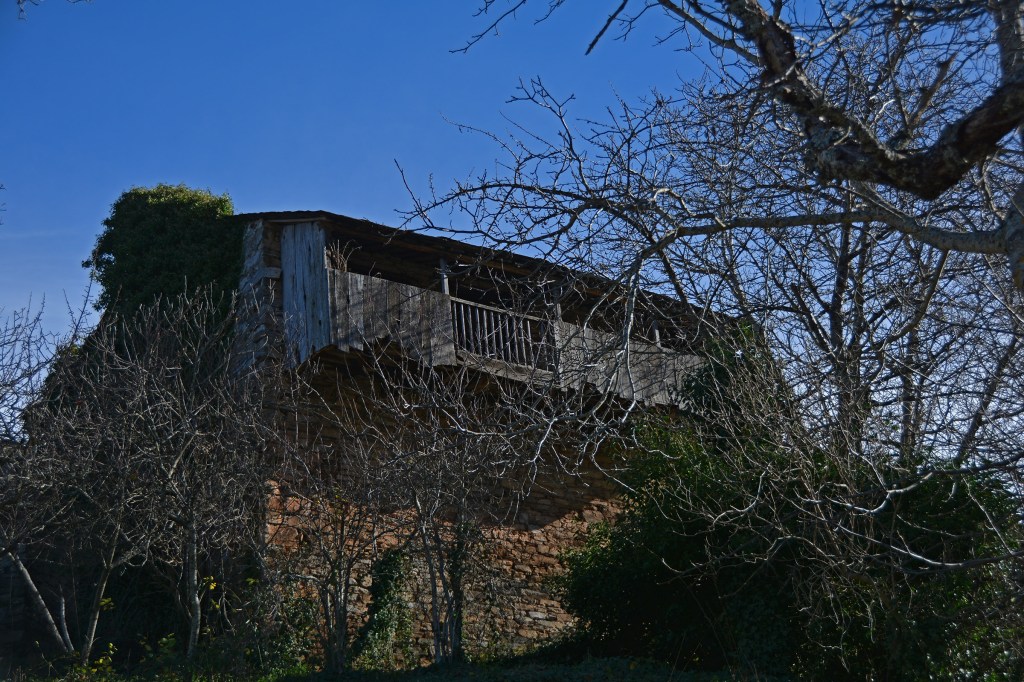 Casa con amplio corredor de madera en Santiago de Peñalba, Ponferrada, El Bierzo, León, Castilla y León, España.