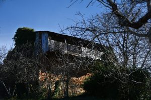 Casa con amplio corredor de madera en Santiago de Peñalba, Ponferrada, El Bierzo, León, Castilla y León, España.