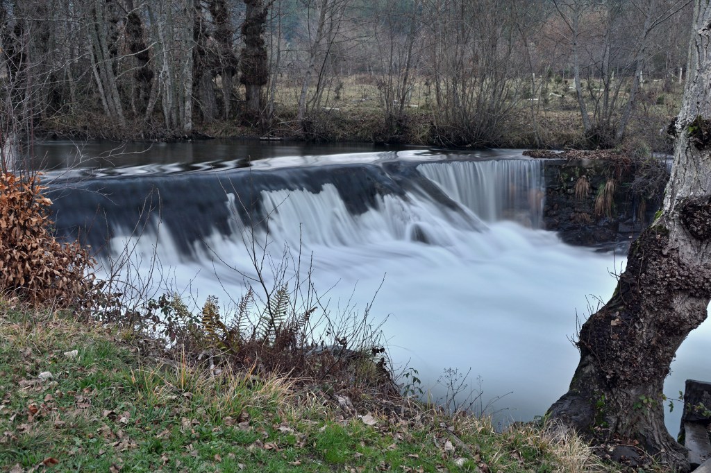La cascada de San Pedro cercana a San Pedro de Olleros y al paraje de Los Puliñeiros, Villabuena, Cacabelos, El Bierzo, León, Castilla y León, España.