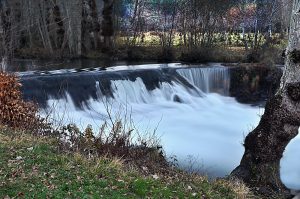 La cascada de San Pedro cercana a San Pedro de Olleros y al paraje de Los Puliñeiros, Villabuena, Cacabelos, El Bierzo, León, Castilla y León, España.