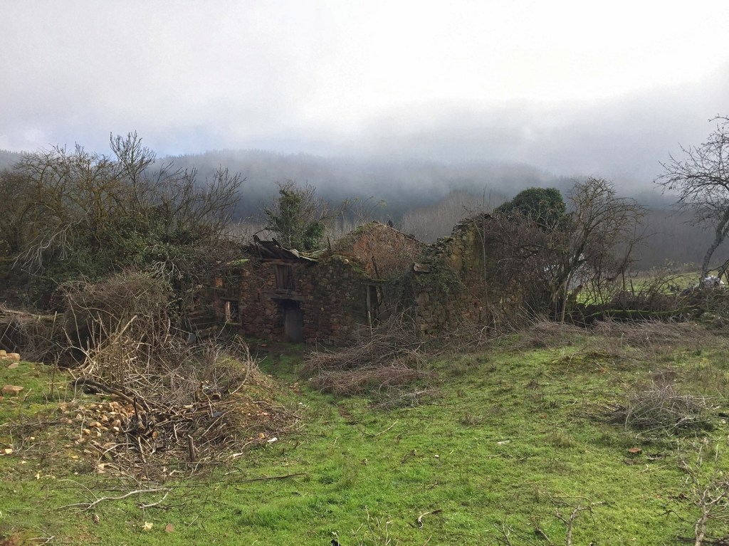Casa en ruinas bajo la niebla de Arganza, El Bierzo, León, Castilla y León, España.