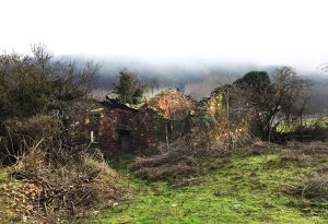 Casa en ruinas bajo la niebla de Arganza, El Bierzo, León, Castilla y León, España.
