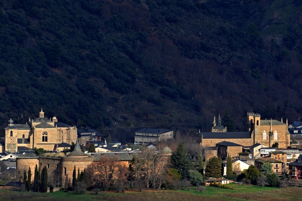 La ciudad más monumental del Bierzo. De izquierda a derecha la Colegiata Santa María, el Castillo de los Marqueses de Villafranca e Iglesia de San Francisco en Villafranca del Bierzo, El Bierzo, León, Castilla y León, España.