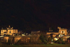 La ciudad más monumental del Bierzo. De izquierda a derecha la Colegiata Santa María, el Castillo de los Marqueses de Villafranca e Iglesia de San Francisco en Villafranca del Bierzo, El Bierzo, León, Castilla y León, España.