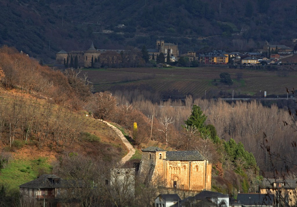 Iglesia de San Miguel en Corullón, en primer plano; Separados por el río Burbia, al fondo, en la villa de Villafranca del Bierzo, y de izquierda a derecha, El Castillo - Palacio de los Marqueses de Villafranca, Iglesia de San Francisco y en el extremo la Iglesia de Santiago Apostol, El Bierzo, León, Castilla y León, España.