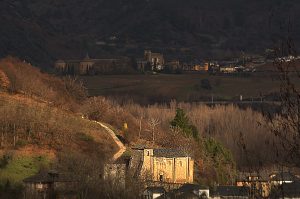 Iglesia de San Miguel en Corullón, en primer plano; Separados por el río Burbia, al fondo, en la villa de Villafranca del Bierzo, y de izquierda a derecha, El Castillo - Palacio de los Marqueses de Villafranca, Iglesia de San Francisco y en el extremo la Iglesia de Santiago Apostol, El Bierzo, León, Castilla y León, España.