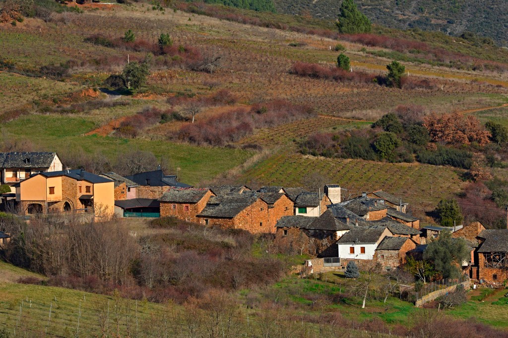 La Pedanía de San Clemente iluminada por el sol del atardecer, Cacabelos, El Bierzo, León, Castilla y León, España. 