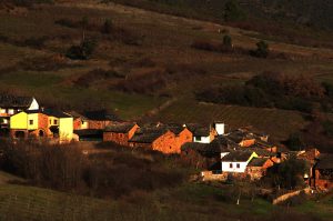 La Pedanía de San Clemente iluminada por el sol del atardecer, Cacabelos, El Bierzo, León, Castilla y León, España.