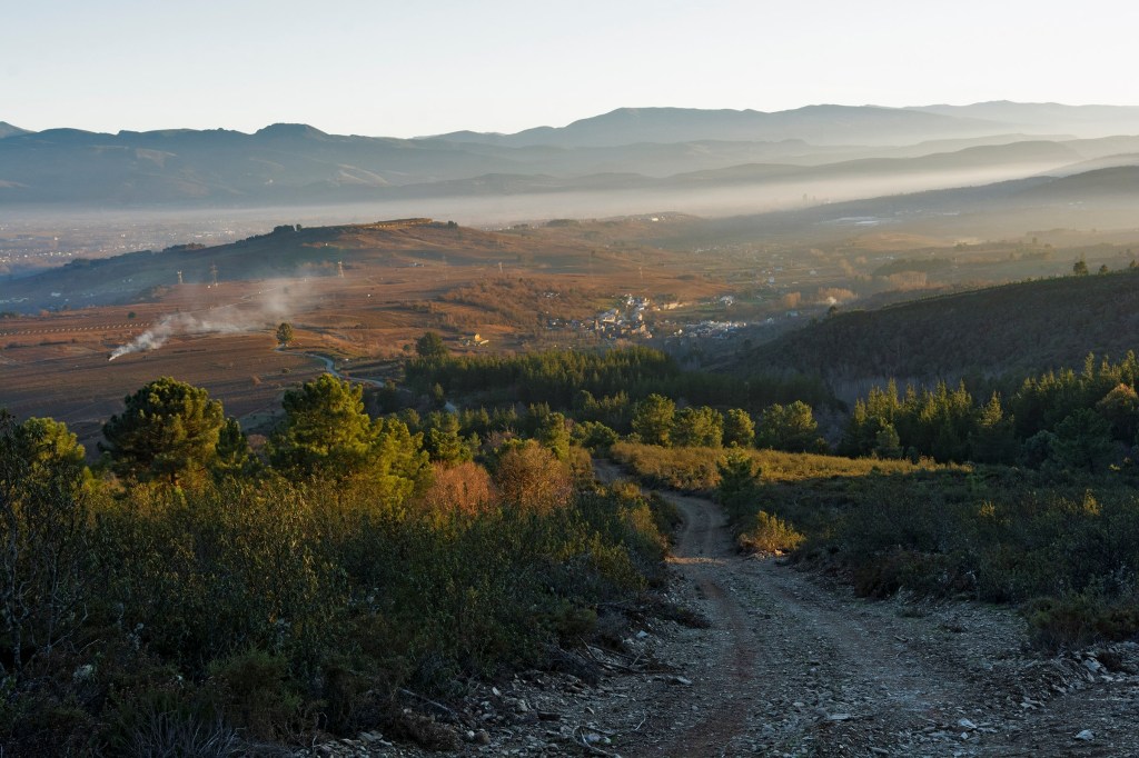 Tiempo de quema de rastrojos en las cercanías de Castroventosa en una vista desde las cercanías de Pobladura de Somoza, Villafranca del Bierzo, El Bierzo, León, Castilla y León, España.