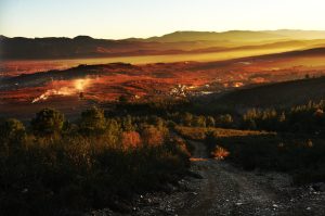 Tiempo de quema de rastrojos en las cercanías de Castroventosa en una vista desde las cercanías de Pobladura de Somoza, Villafranca del Bierzo, El Bierzo, León, Castilla y León, España.