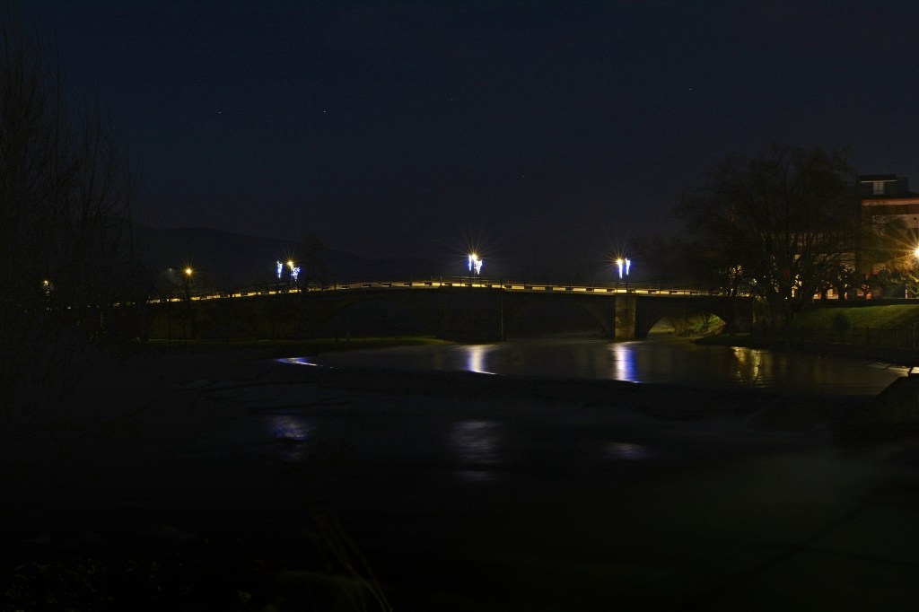 Puente y río Cúa en un día invernal en Cacabelos, El Bierzo, León, Castilla y León, España.