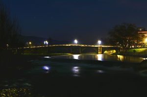 Puente y río Cúa en un día invernal en Cacabelos, El Bierzo, León, Castilla y León, España.