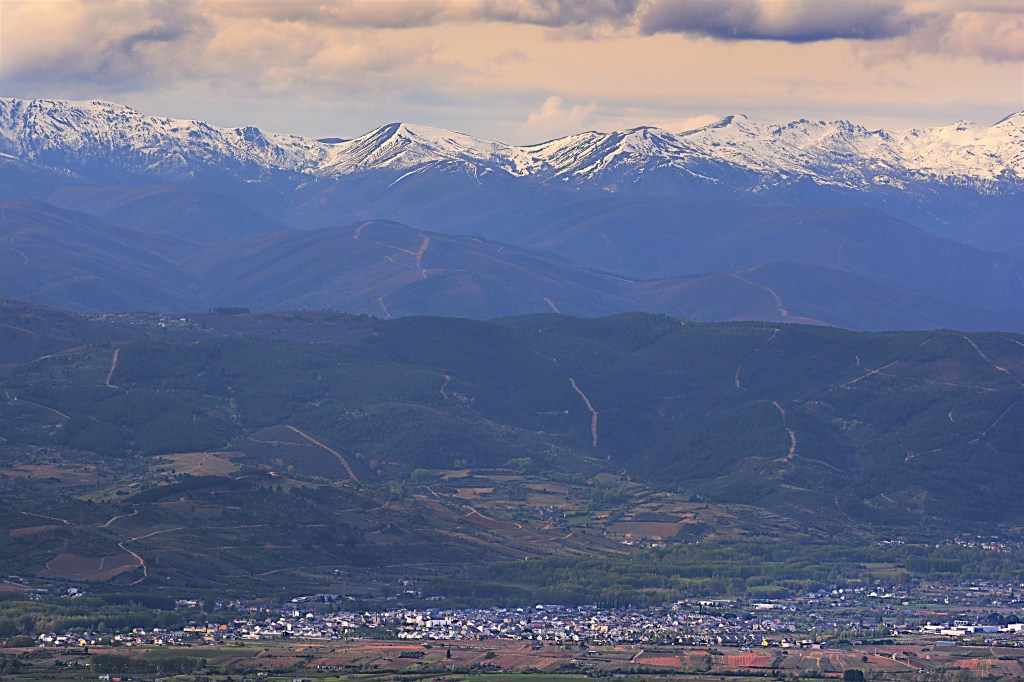 Vista panorámica, con la Sierra de Ancares nevada al fondo, de Cacabelos, El Bierzo, León, Castilla y León, España.