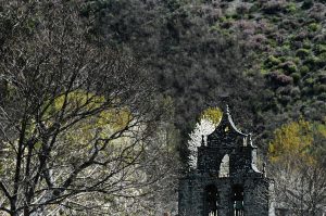Adornando el campanario de la Iglesia de San Esteban en Burbia, Vega de Espinareda, El Bierzo, León, Castilla y León, España.