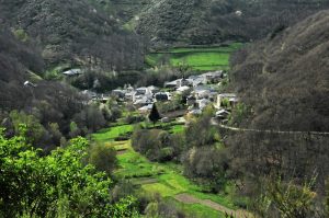 Entre verdes prados y montañas, Barjas, El Bierzo, León, Castilla y León, España.