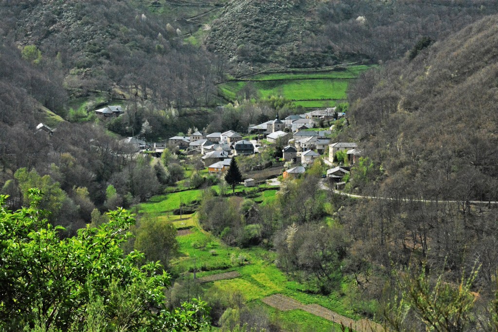 Entre verdes prados y montañas, Barjas, El Bierzo, León, Castilla y León, España.