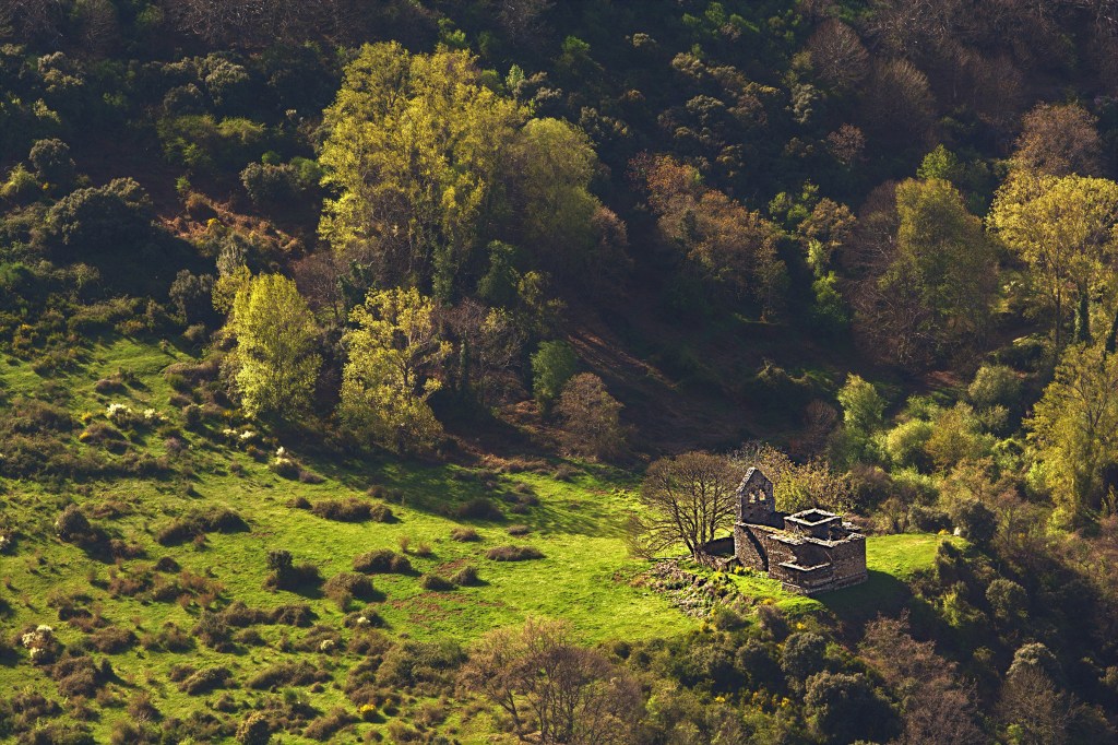 Lo que queda de la Iglesia de Santa Lucía en Santa Lucía de Valdueza, Ponferrada, El Bierzo, León, Castilla y León, España.