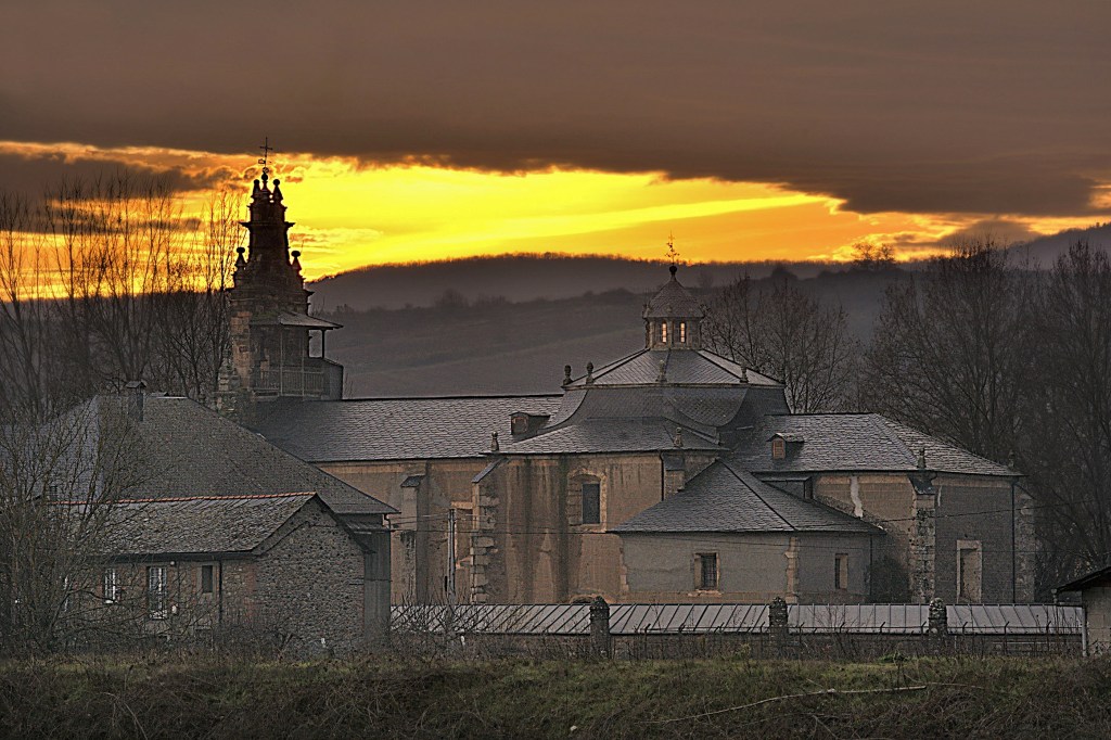 Luz del atardecer en El Santuario, Cacabelos, El Bierzo, León, Castilla y León, España.