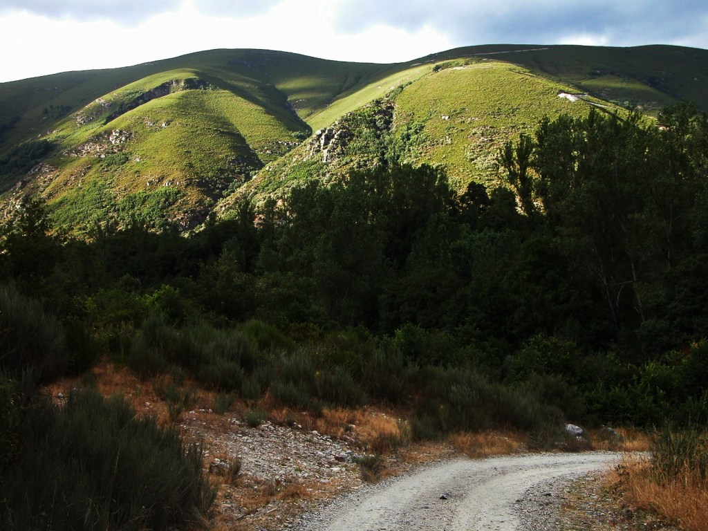 Tramo del camino que nos conduce a Burbia, Vega de Espinareda, El Bierzo, León, Castilla y León, España.