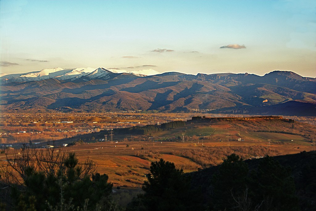 Últimas nieves en los Montes Aquilianos, Montes de León, formación montañosa​​ situada al sursureste de la comarca del Bierzo, León, Castilla y León, España.