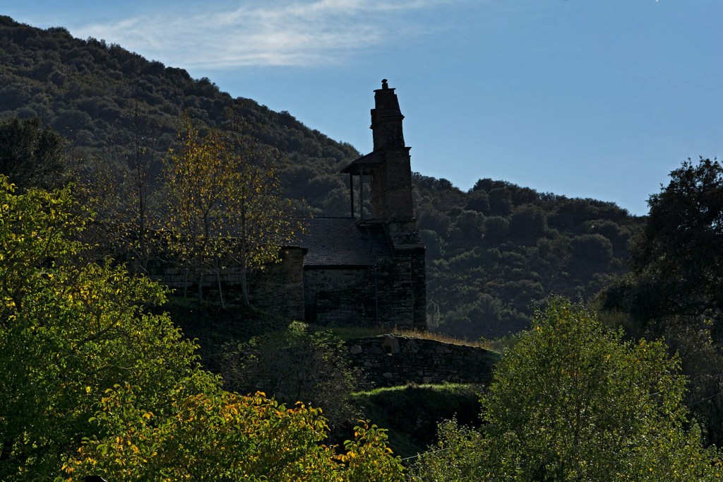 La Iglesia de San Vicente con una contundente respuesta otoñal de su entorno en Arganza, El Bierzo, León, Castilla y León, España.