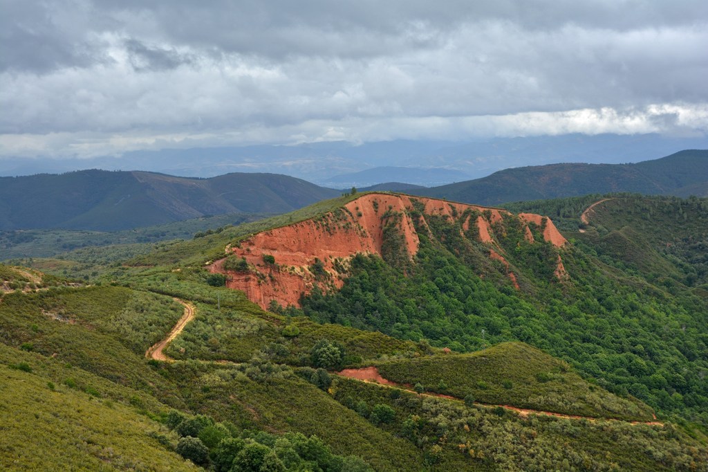 Desde el camino que va por lo alto de la montaña a Burbia del paraje de La Leitosa, Villafranca del Bierzo, El Bierzo, León, Castilla y León, España.