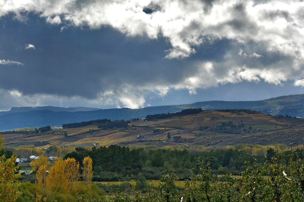 De nuevo el otoño en el corazón del Bierzo, Castro Ventosa y su entorno visto desde Canedo, Arganza, El Bierzo, León, Castilla y León, España.