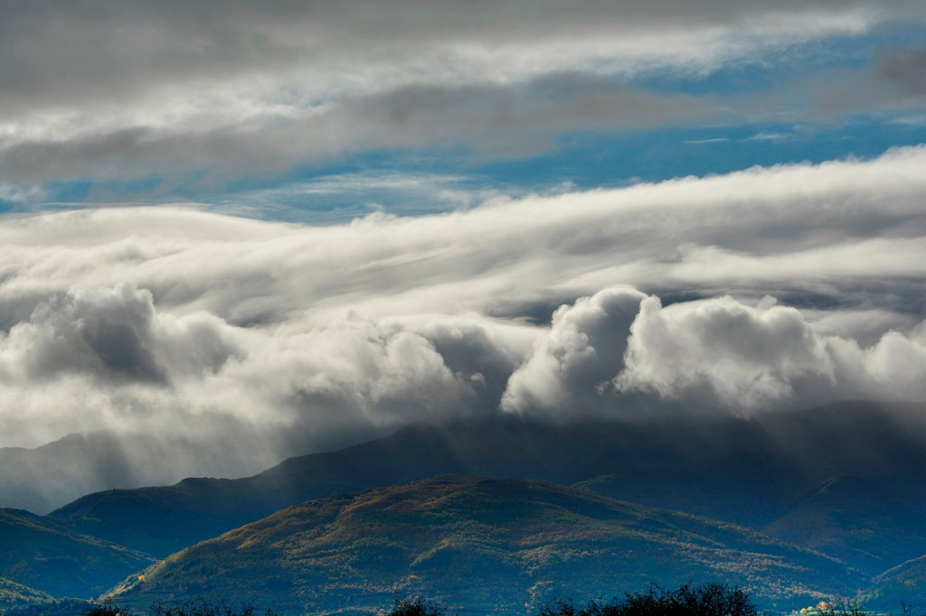 Los Montes de León ocultos por las densas nubes en una toma desde un indeterminado punto cercano a Pobladura de Somoza, Villafranca del Bierzo, El Bierzo, León, Castilla y León, España.