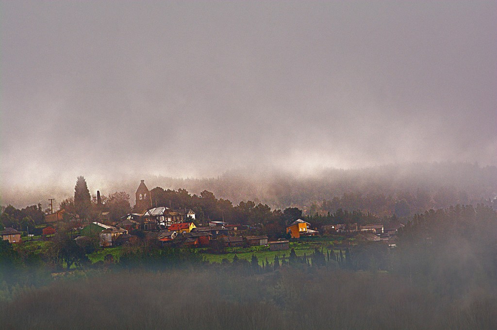La niebla rodea la aldea de Cueto, Sancedo, El Bierzo, León, Castilla y León, España. 