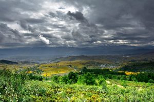 Castroventosa y alrededores desde el inicio de la cuesta a Pobladura de Somoza. En la toma, a las faldas de La Peña del Castro, Valtuille de Arriba, Villafranca del Bierzo, El Bierzo, León, Castilla y Leòn, España.