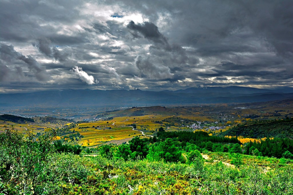 Castroventosa y alrededores desde el inicio de la cuesta a Pobladura de Somoza. En la toma, a las faldas de La Peña del Castro, Valtuille de Arriba, Villafranca del Bierzo, El Bierzo, León, Castilla y Leòn, España.
