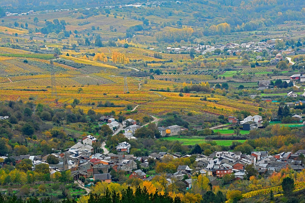 Valtuille de Arriba, Valtuille de abajo y, al fondo, Villadecanes, las dos primeras pertenecientes al municipio de Villafranca del Bierzo y la tercera al de Toral de los Vados, El Bierzo, León, Castilla y León, España.