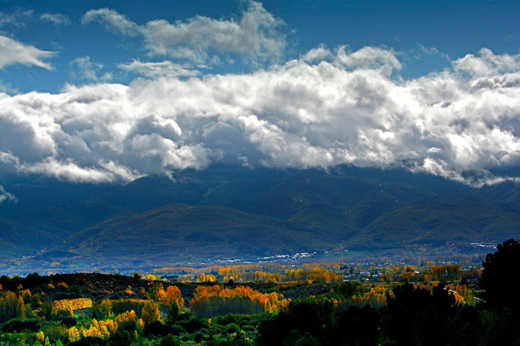 Nubes cubriendo los Montes Aquilianos en una vista desde Carracedo del Monasterio, Carracedelo, El Bierzo, León, Castilla y León, España.