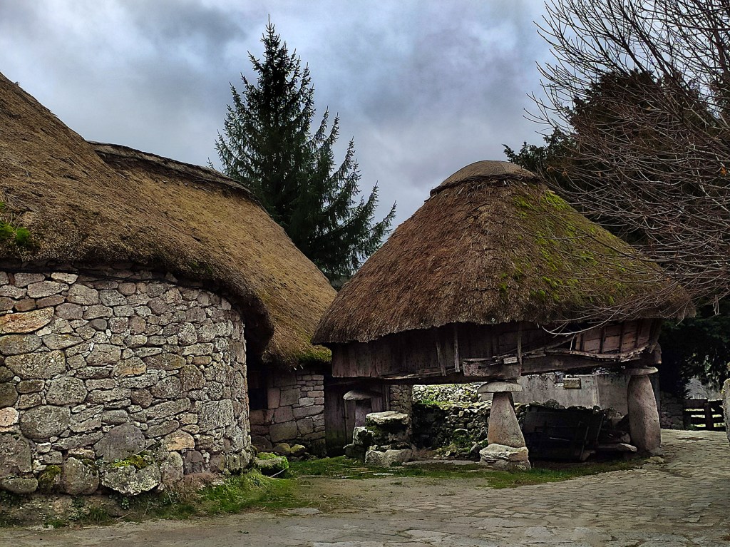 Hórreo y pallozas de Piornedo, Donis, Cervantes, Lugo, Galicia, España.