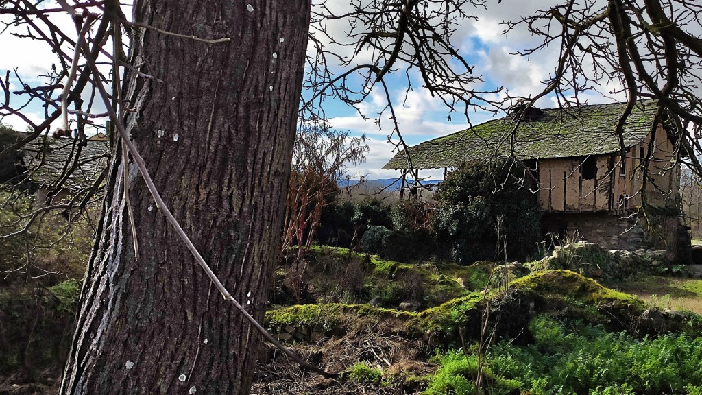 Casa de adobe en San Juan de Carracedo, Carracedelo, El Bierzo, León, Castilla y León, España.