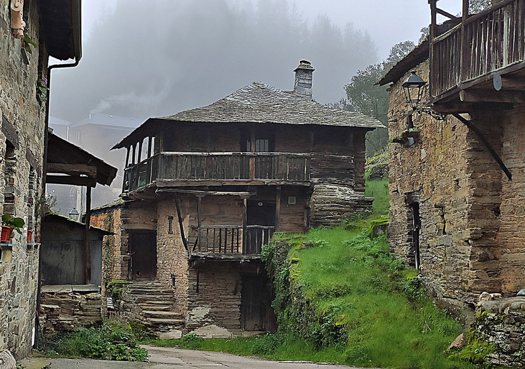 La niebla cubre San Vicente, Arganza, El Bierzo, León, Castilla y León, España.