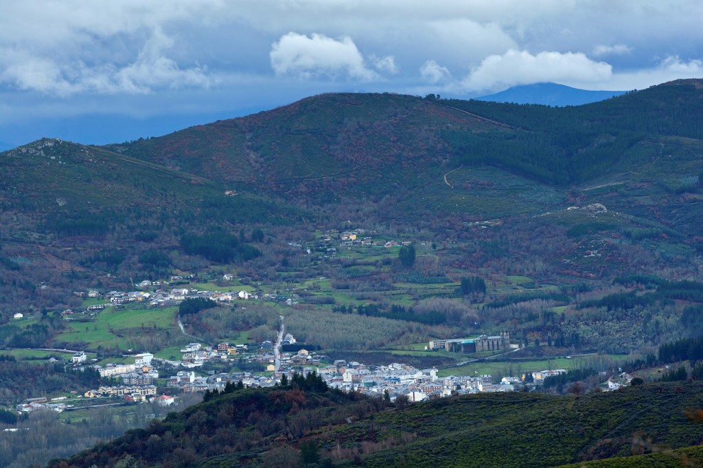 Vega de Espinareda con la aldea del Espino detrás y Espinareda de Vega a la derecha, El Bierzo, León, Castilla y León, España.