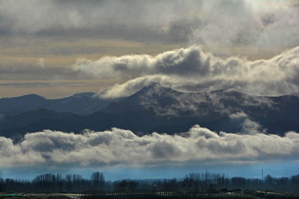 Los montes Aquilianos desde las inmediaciones de Carracedo del Monasterio, Carracedelo, El Bierzo, León, Castilla y León, España.
