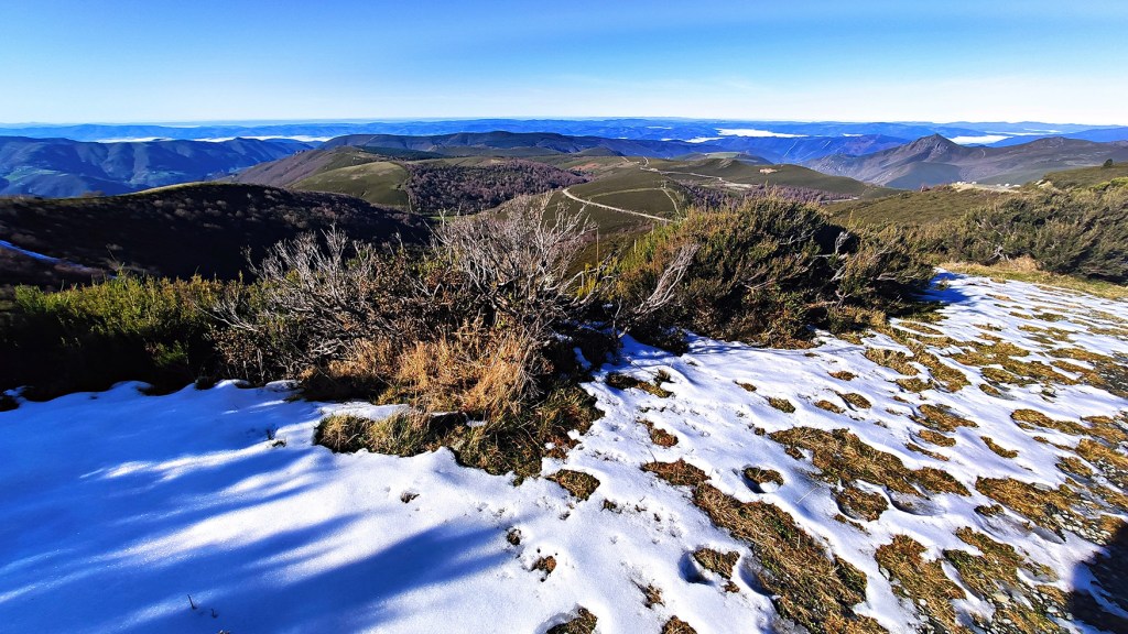 Vista desde el Puerto de Ancares (1648 msm) que une las provincias de León y Lugo, Valle de Ancares, Ancares, El Bierzo, León, Castilla y León, España.
