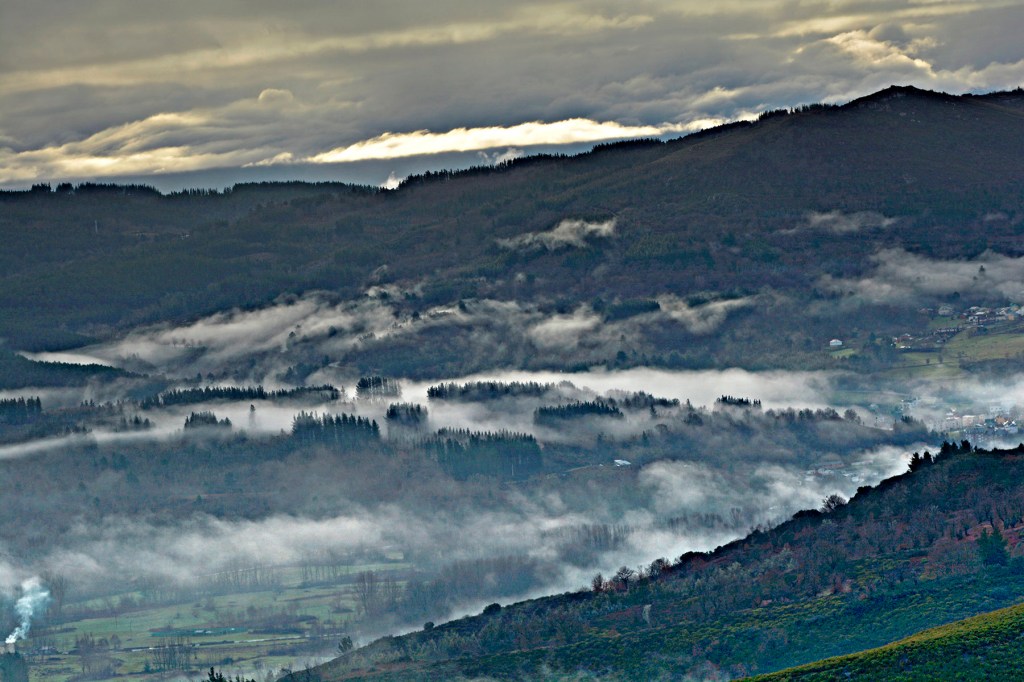Desde la carretera que sube al puerto de Lumeras ((1045 m), Lumeras, Valle de Ancares, Ancares, El Bierzo, León, Castilla y León, España.