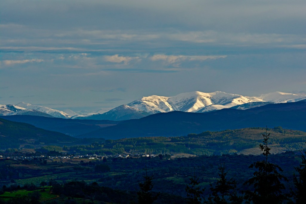 Vista en la lejanía de San Pedro de Olleros, Vega de Espinareda, El Bierzo, León, Castilla y León, España, con los montes de la comarca de Laciana, León,al fondo.