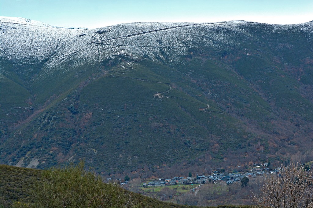 El poblado de Burbia a los pies de las montañas, Vega de Espinareda, El Bierzo, León, Castilla y León, España.