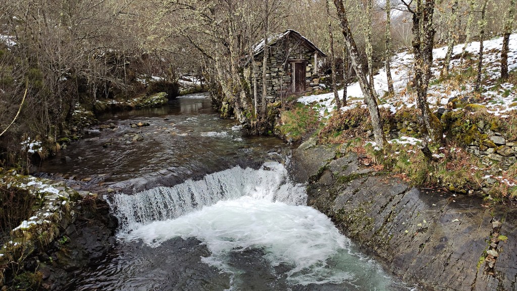 Río Burbia en una de las zonas de baño en època estival en el poblado de Burbia, Vega de Espinareda, El Bierzo, León, Castilla y León, España.